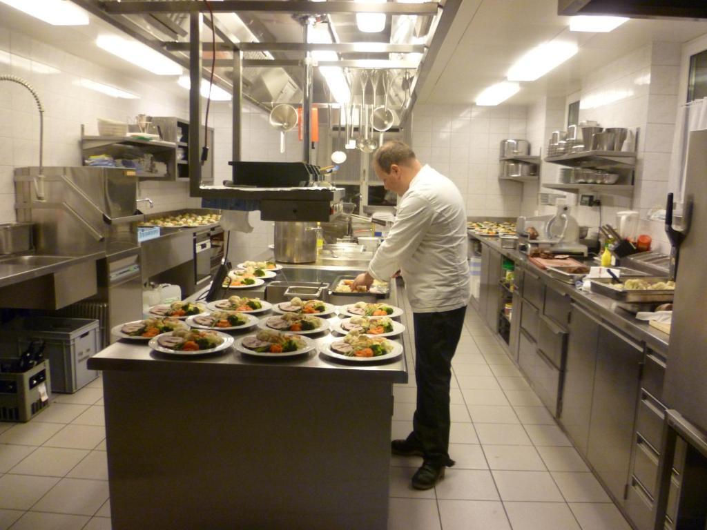 Hotel Speiserestaurant Bahnhof Güttingen Extérieur photo